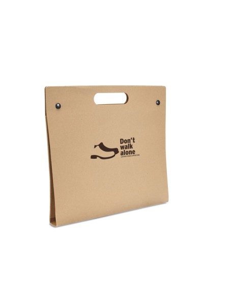 Carpetas de cartón con bolígrafo y notas adhesivas