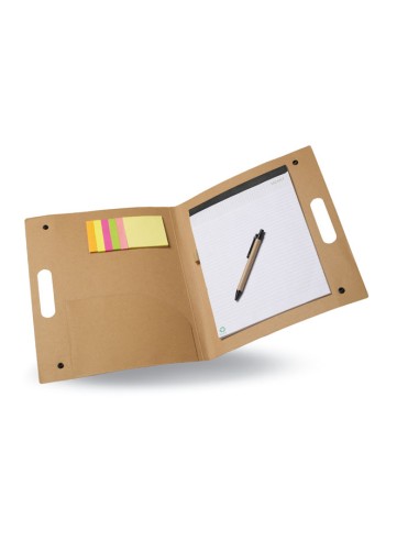 Carpetas de cartón con bolígrafo y notas adhesivas