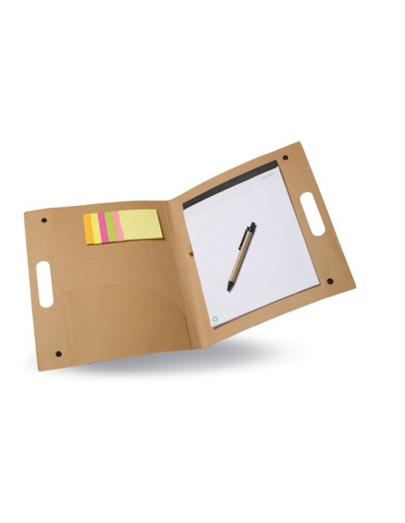 Carpetas de cartón con bolígrafo y notas adhesivas