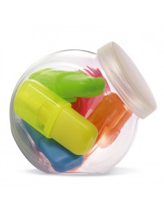 Marcadores pequeños en un bote