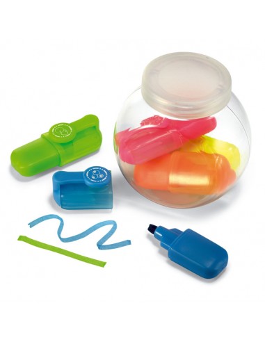 Marcadores pequeños en un bote